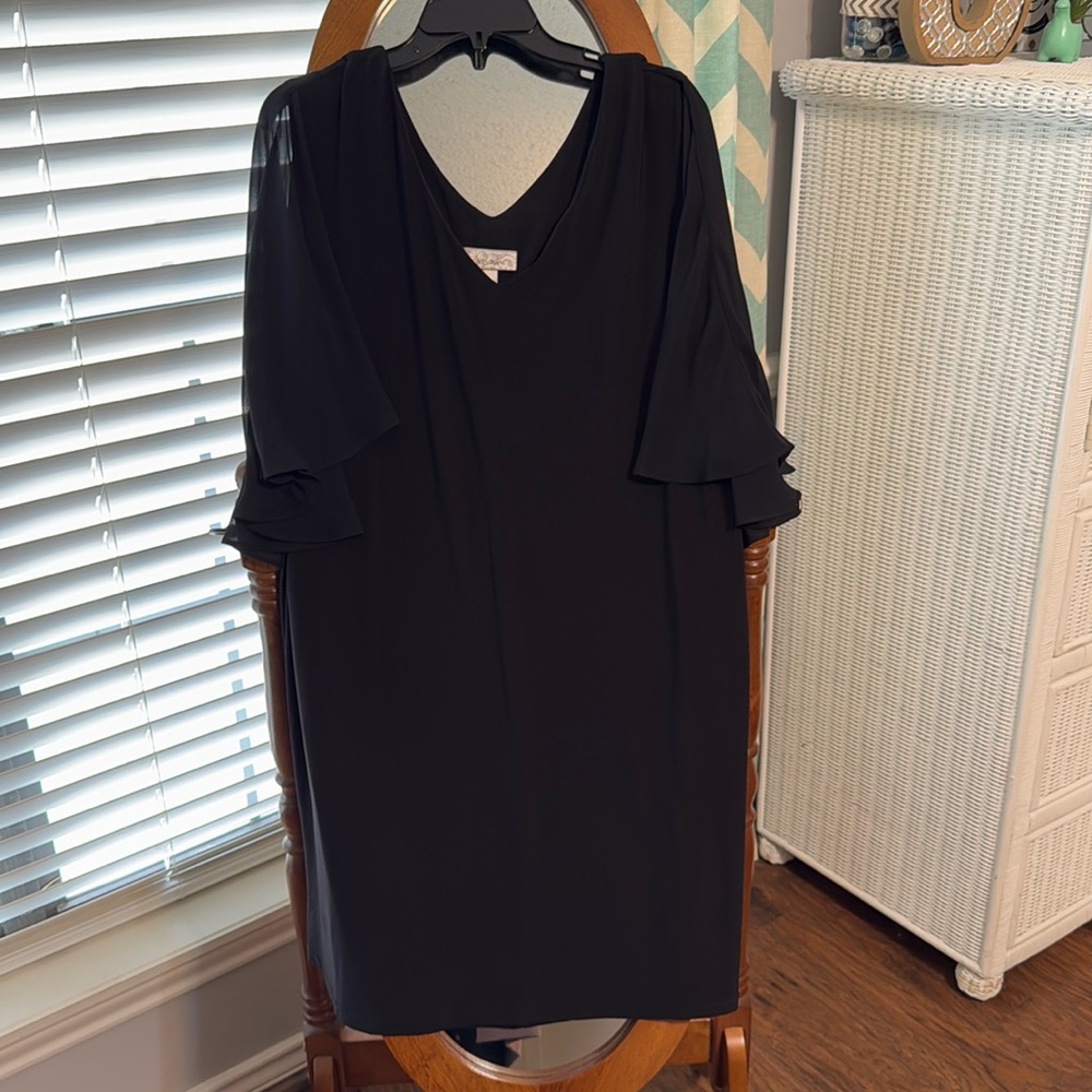 Knee length dress
Black
16